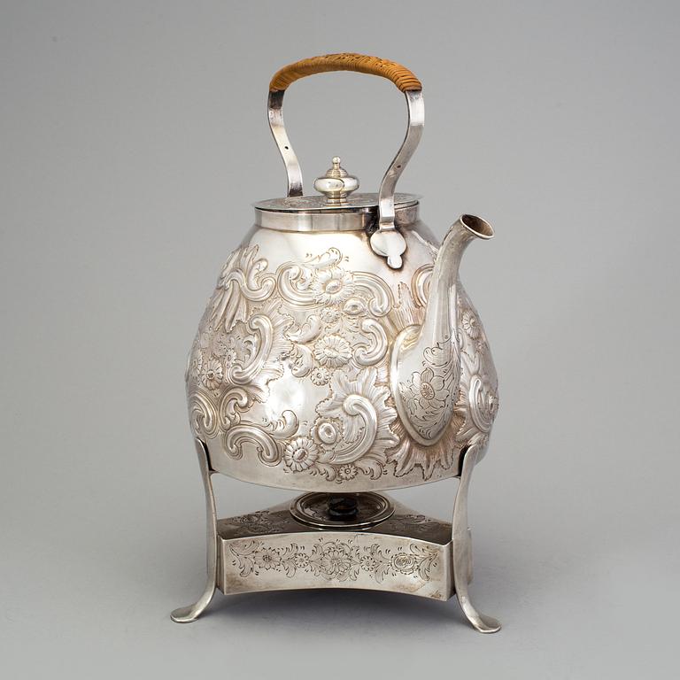 An English 18th century silver water pot and heater, mark of Charles Wright, London 1781. George III.