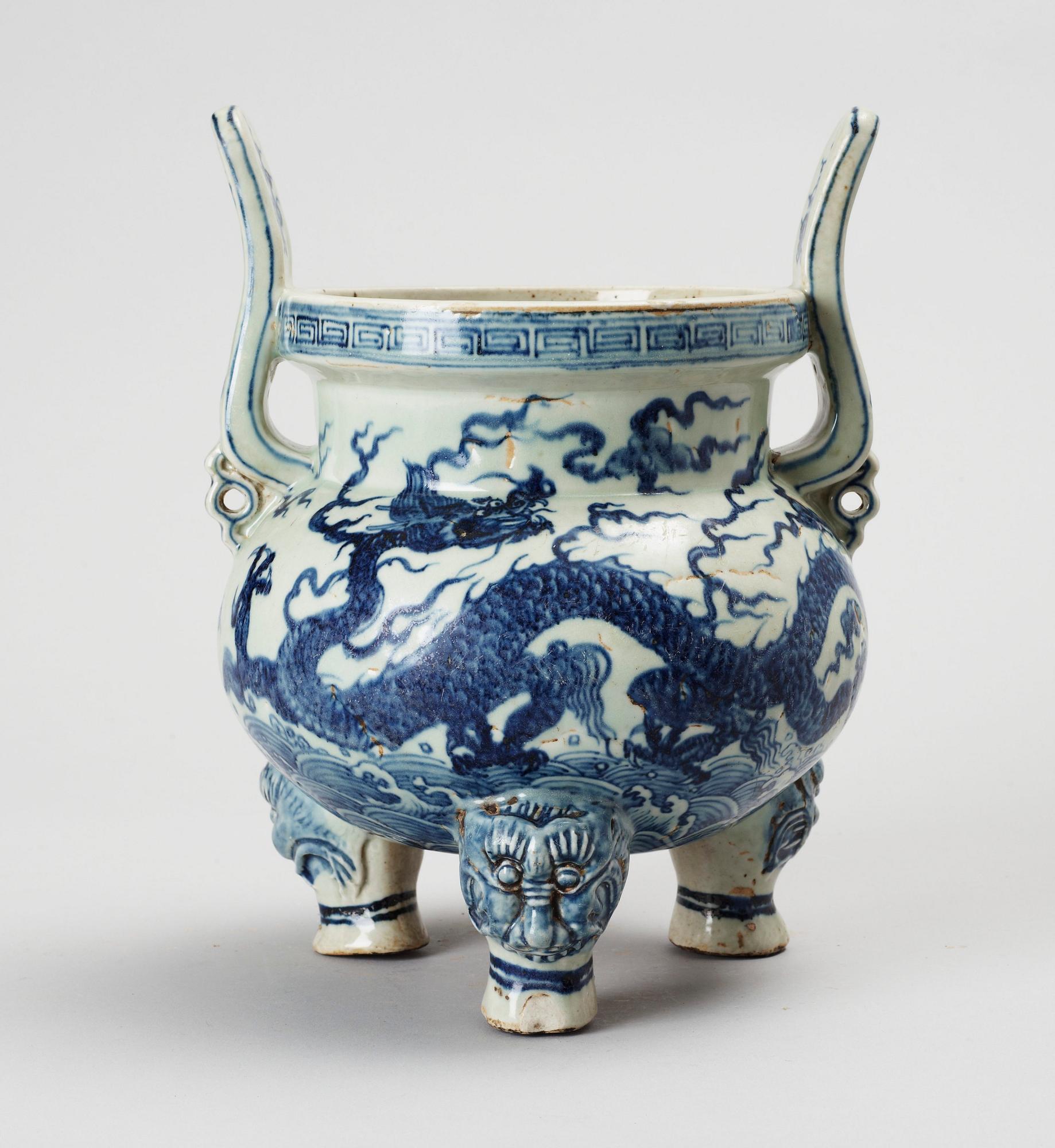 RÖKELSEKAR, porslin. Kina, Ming-stil, 1900-tal.