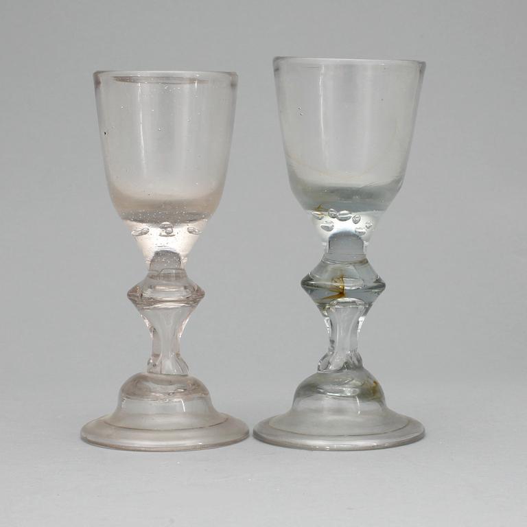 GLAS, ett par, Hessisk typ, 1700-tal.