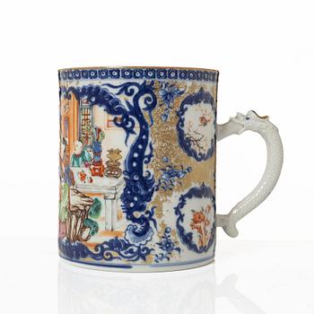 Mugg samt två muggar med lock, porslin, Kina, Qingdynastin, 1700-1800-tal.