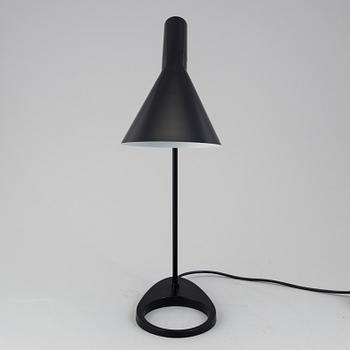 ARNE JACOBSEN, bordslampa, "AJ", Louis Poulsen.
