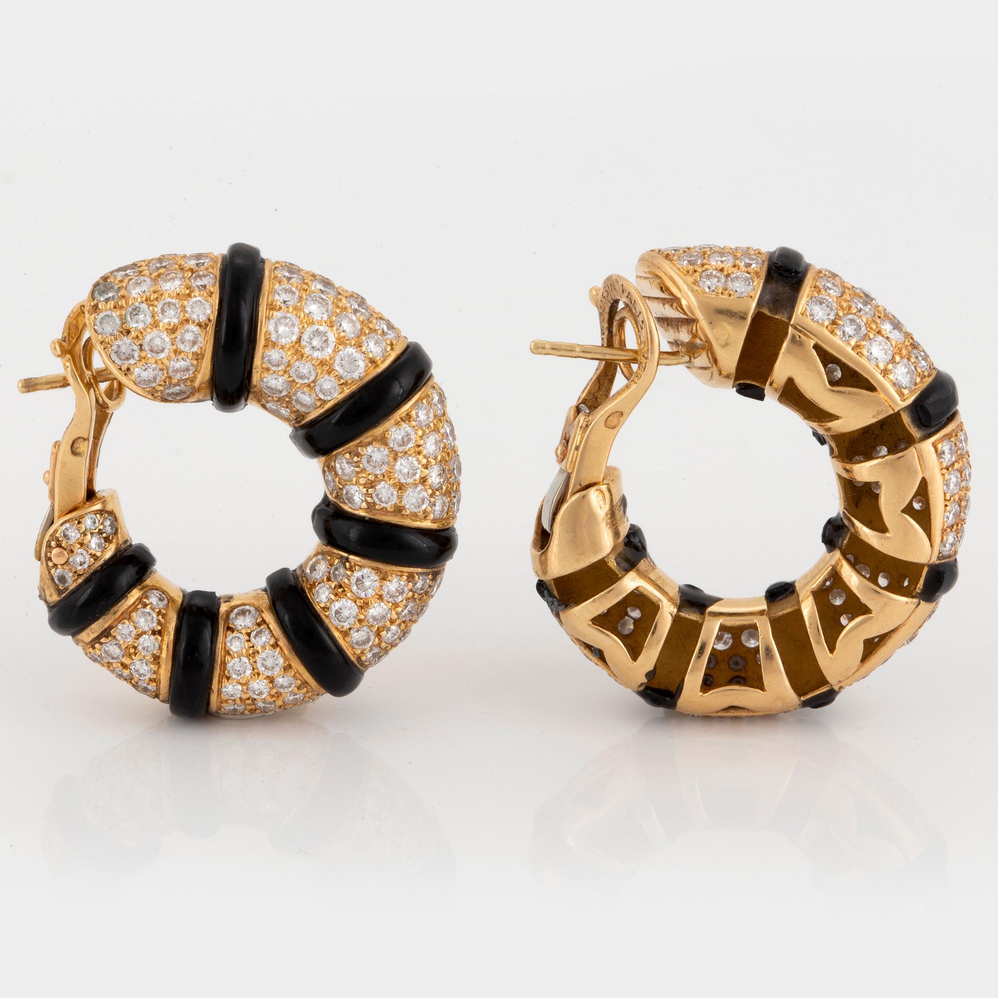 Mauboussin ett par örhängen 18K guld med onyx och runda briljantslipade diamanter.
