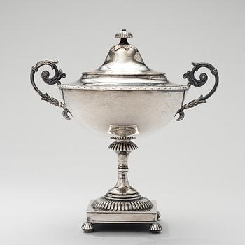 A SUGAR BOWL WITH LID, silver, Kuopio 1822, Jacob Lundström, weight 794 g.