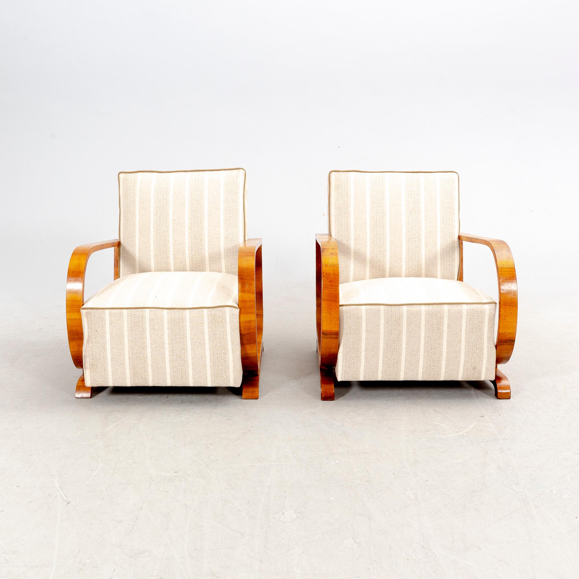 A pair of veneered Art Deco armchairs first half of the 20th century.
