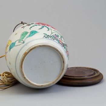 A Chinese Export porcelain jar converted to a table lamp decorated in famille rose. Qing dynasty, 19th century.