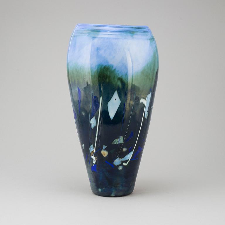 A 2001 glass vase va Maud Bugge, Hadeland glasbruk, Norway.