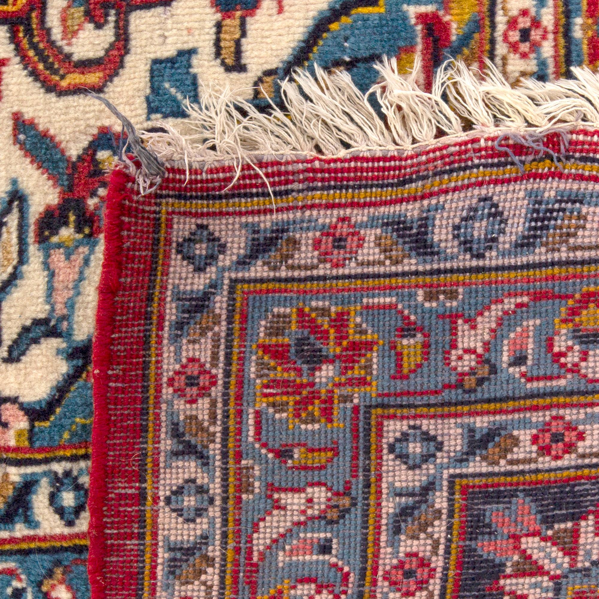 A semiantique Keshan carpet ca 398 x 296 cm.