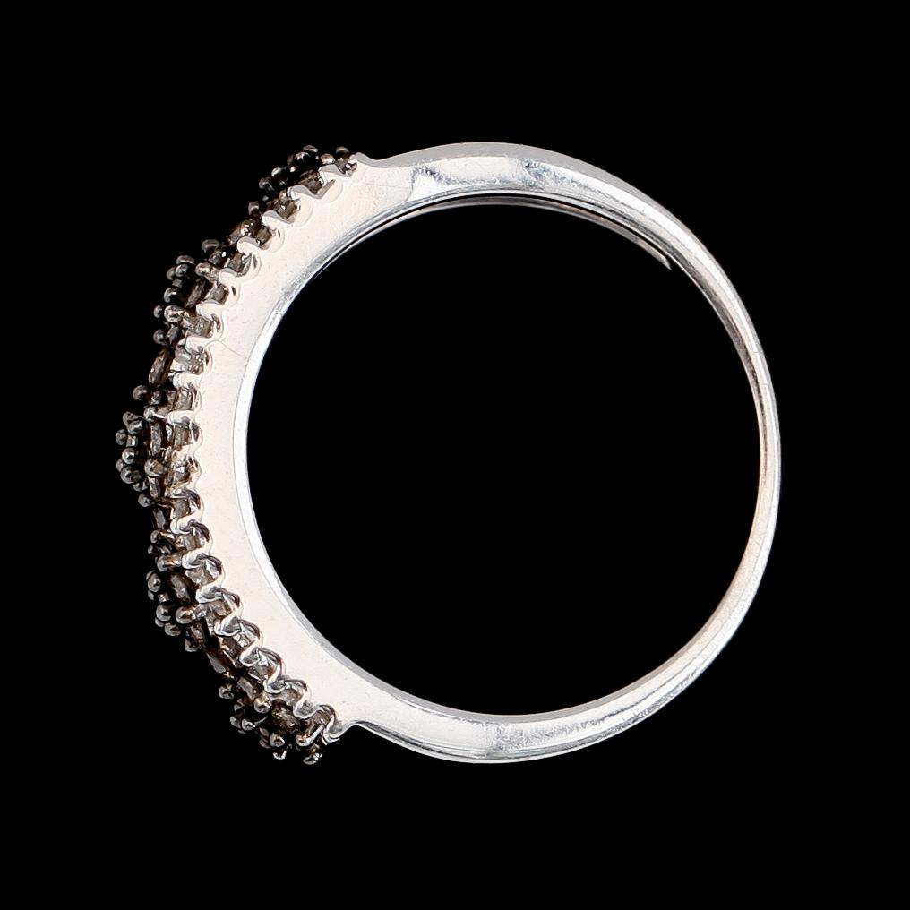 RING, 10K vitguld, diamanter tot ca 0.63 ct. Vikt ca 3 g.