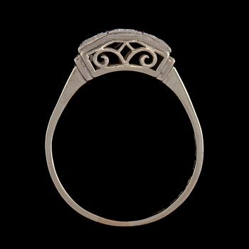 RING, 18K vitguld med 3 briljantslipade diamanter, 0.27 ct, Gustav Dahlgren & Co, Malmö, 1952. Vikt 4,7 g.