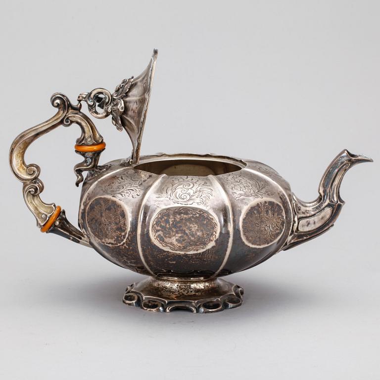TEKANNA, silver, nyrokoko, Gustav Möllenborg, Stockholm 1850. Vikt ca 924 gram.