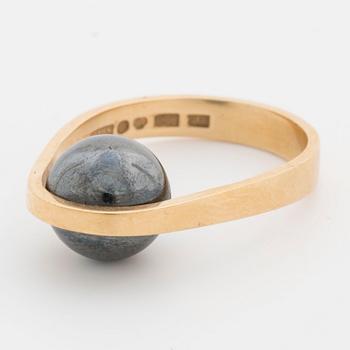 RING, 18K gold with hematite sphere.