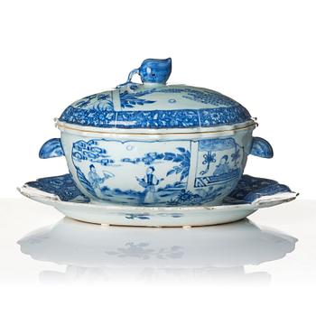 A blue and white tureen with cover and stand, Qing dynasty, Qianlong (1736-95).