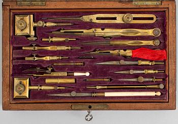 An early 20th century case with enginer drafting tools by Compas Superieurs brevete.