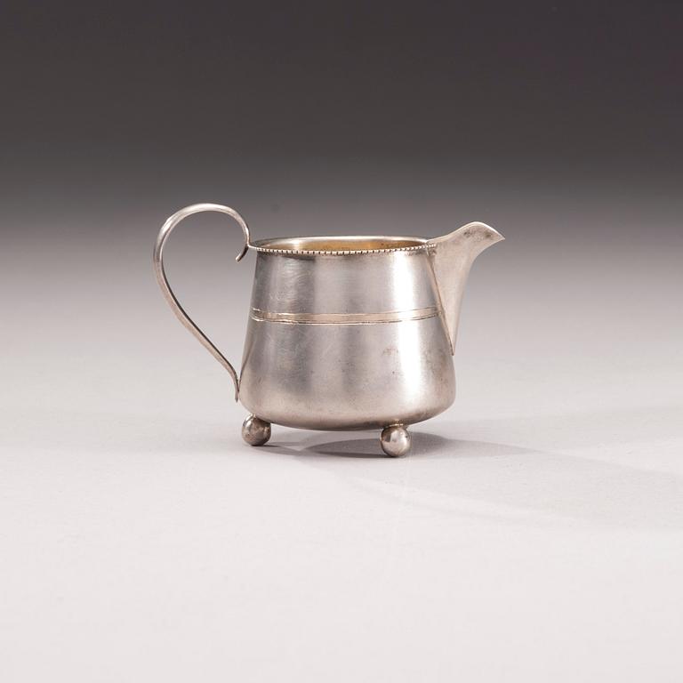 MJÖLKKANNA, silver, Ryssland ca 1900. Vikt 99 g.