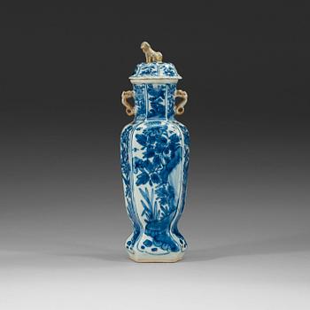 468. A blue and white vase with cover, Qing dynasty, Kangxi (1662-1722).