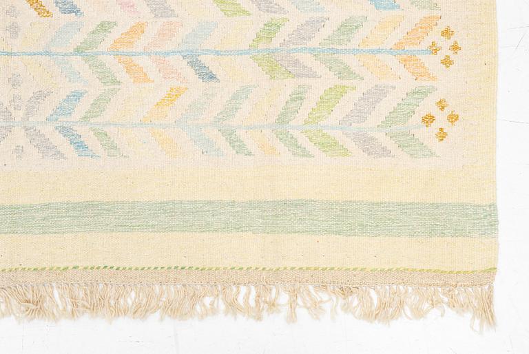 A Kelim carpet, c. 258 x 192 cm.