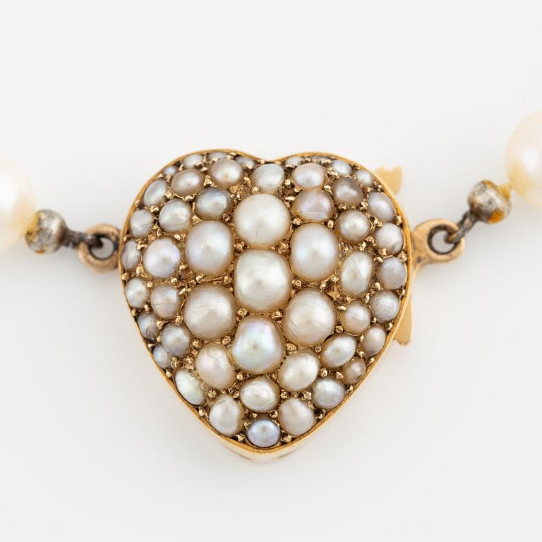 Pearl necklace, cultured pearls, clasp heart-shaped in gold with pearls.