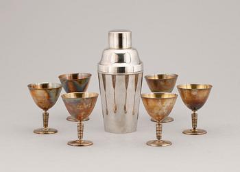 SHAKER samt DRINKBÄGARE, 6 st, nysilver, CG Hallberg, 1900-tales första hälft.