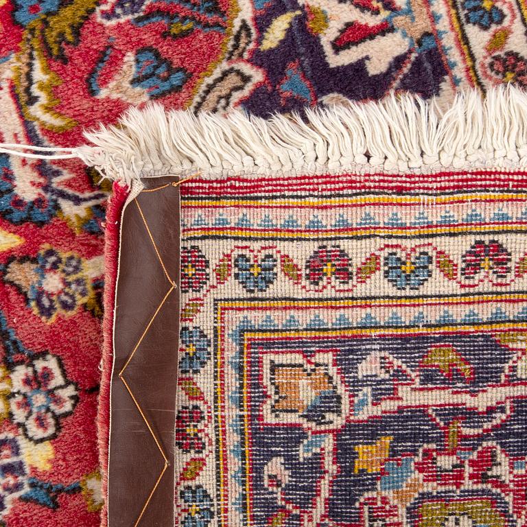 An old Kashan carpet ca 304 x 200 cm.