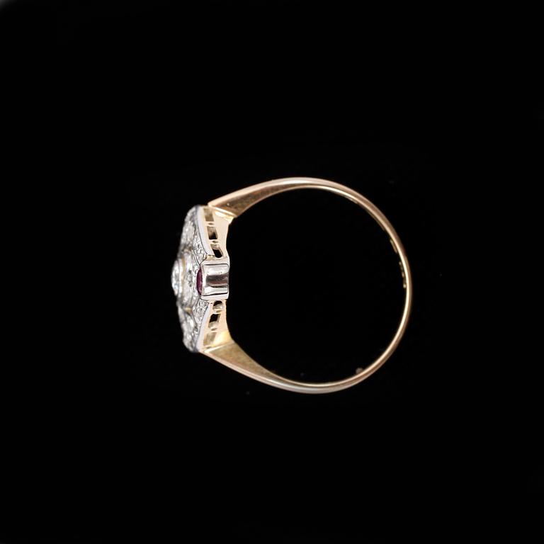 RING, Art Déco, rubin, briljanter och 18K guld. Guldringen Gustav Adolf Hamnstedt, Stockholm 1933. Tot ca 2.8 g.