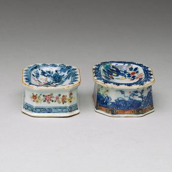 A set of two famille rose salts, Qing dynasty, Qianlong (1736-95).