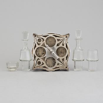 BORDSSURTOUT, silver 830/1000, för fyra behållare i glas, okänd mästare, jugend, tidigt 1900-tal.