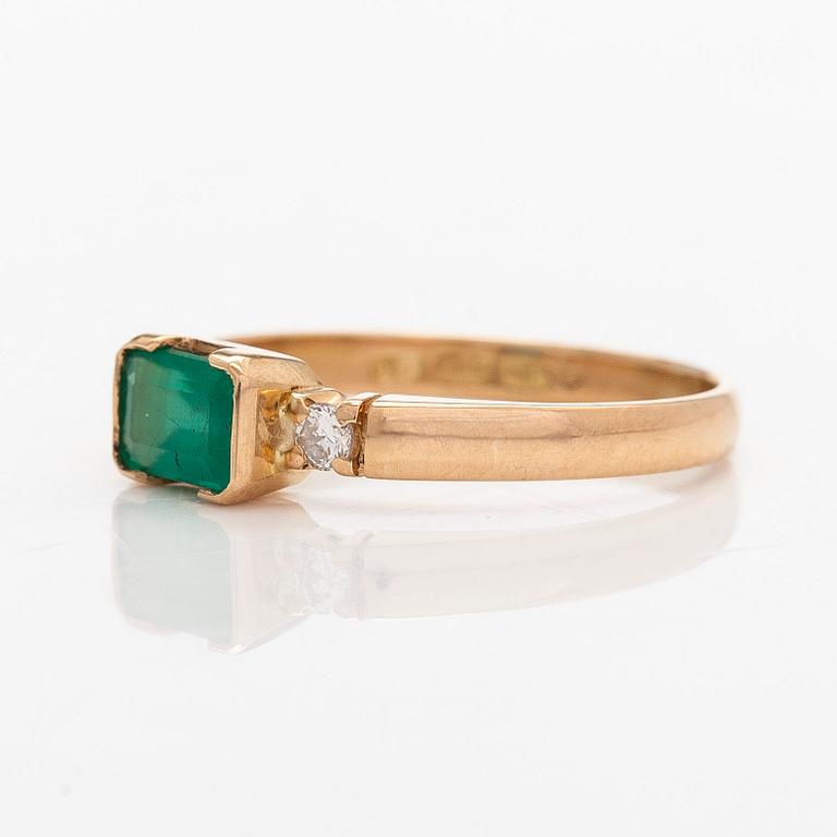 Sormus, 18K kultaa, smaragdi ja timantteja. Suomalaiset leimat 1990.