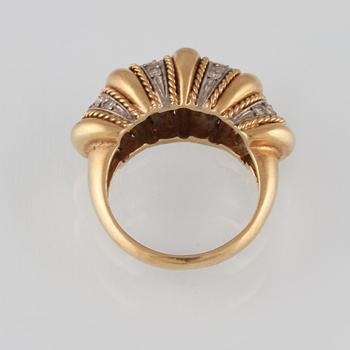 RING, 18K guld samt åttkantslipade diamanter. Vikt 10,0 gram.
