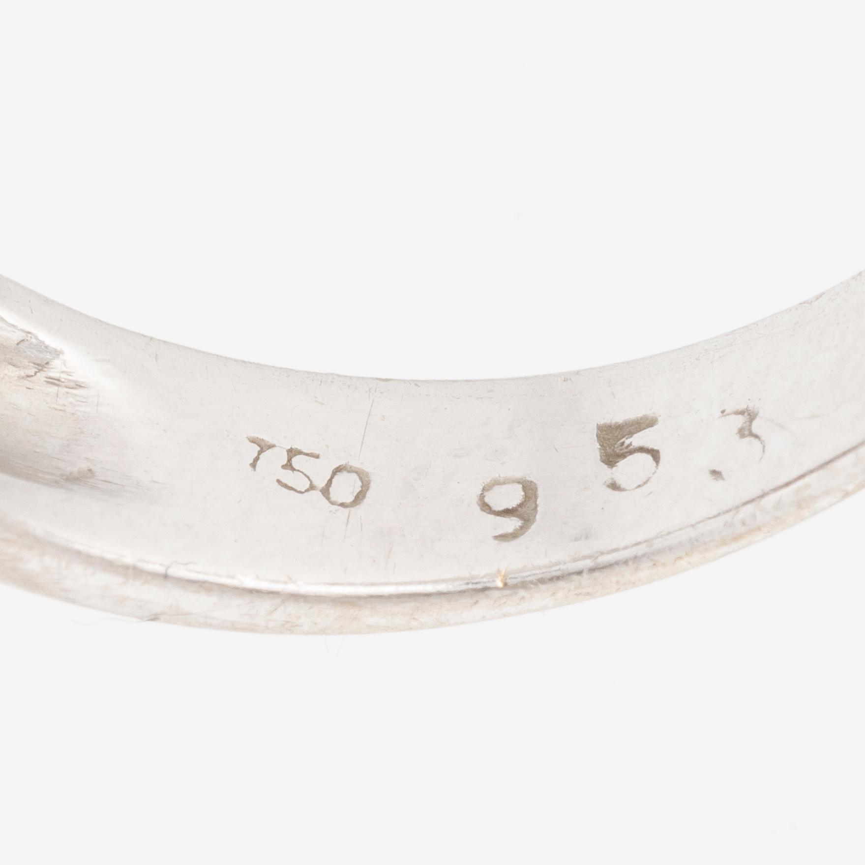 Ring 18K white gold with yellow sapphire.