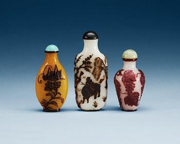 1356. SNUSFLASKOR, tre stycken, Pekingglas. Qing dynastin.