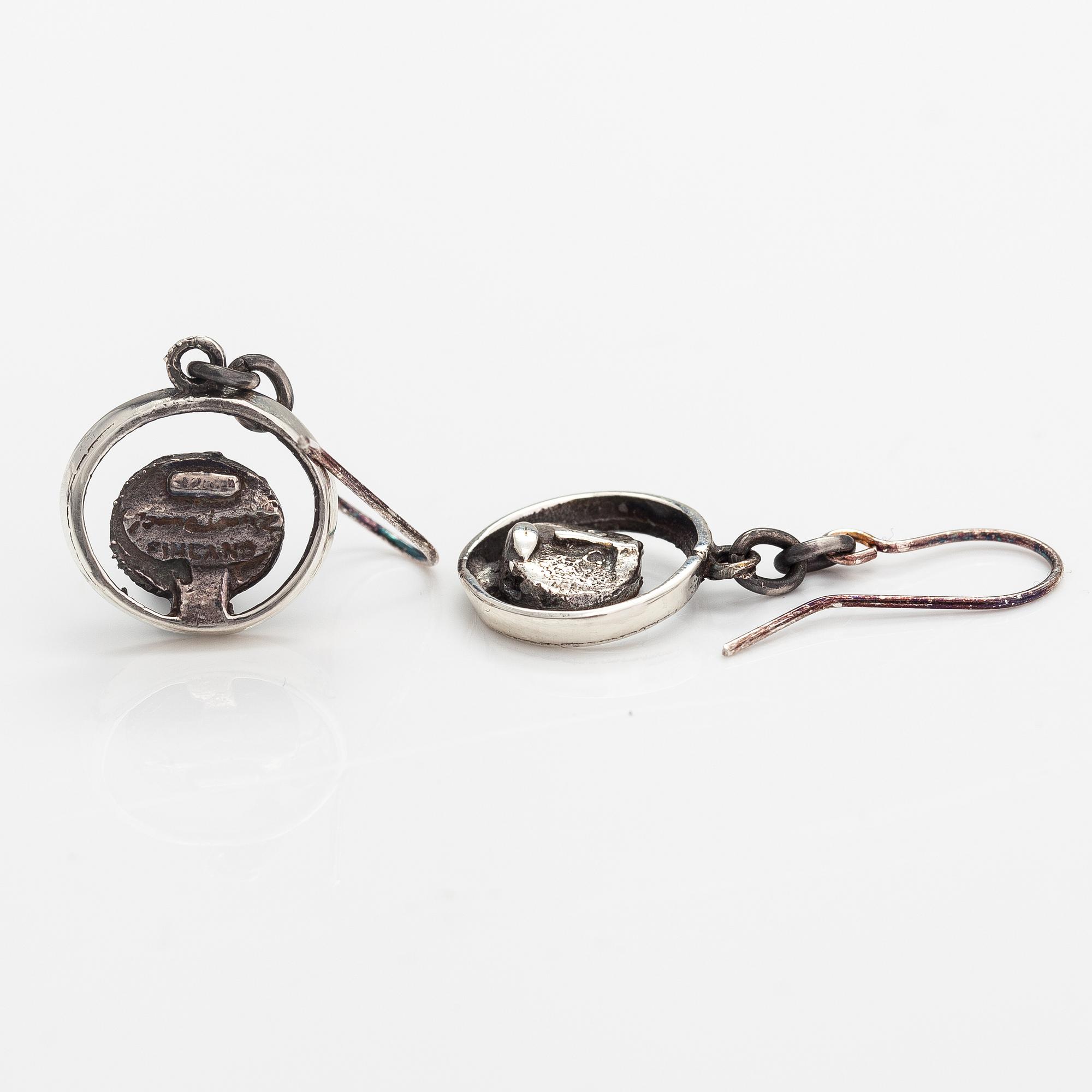 Jorma Laine, Örhängen "Mörökölli", silver. Turun Hopea, Åbo.