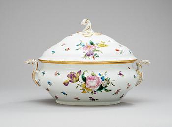 660. A tureen with cover, ca 1900 after model by Meissen.
