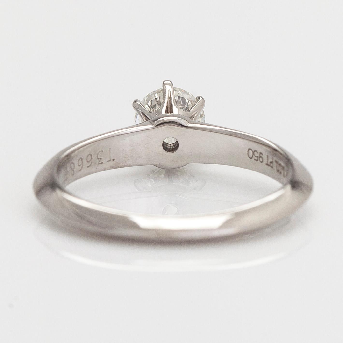 Tiffany & Co, ring, platina med briljantslipad diamant ca 0.45 ct enligt gravyr.