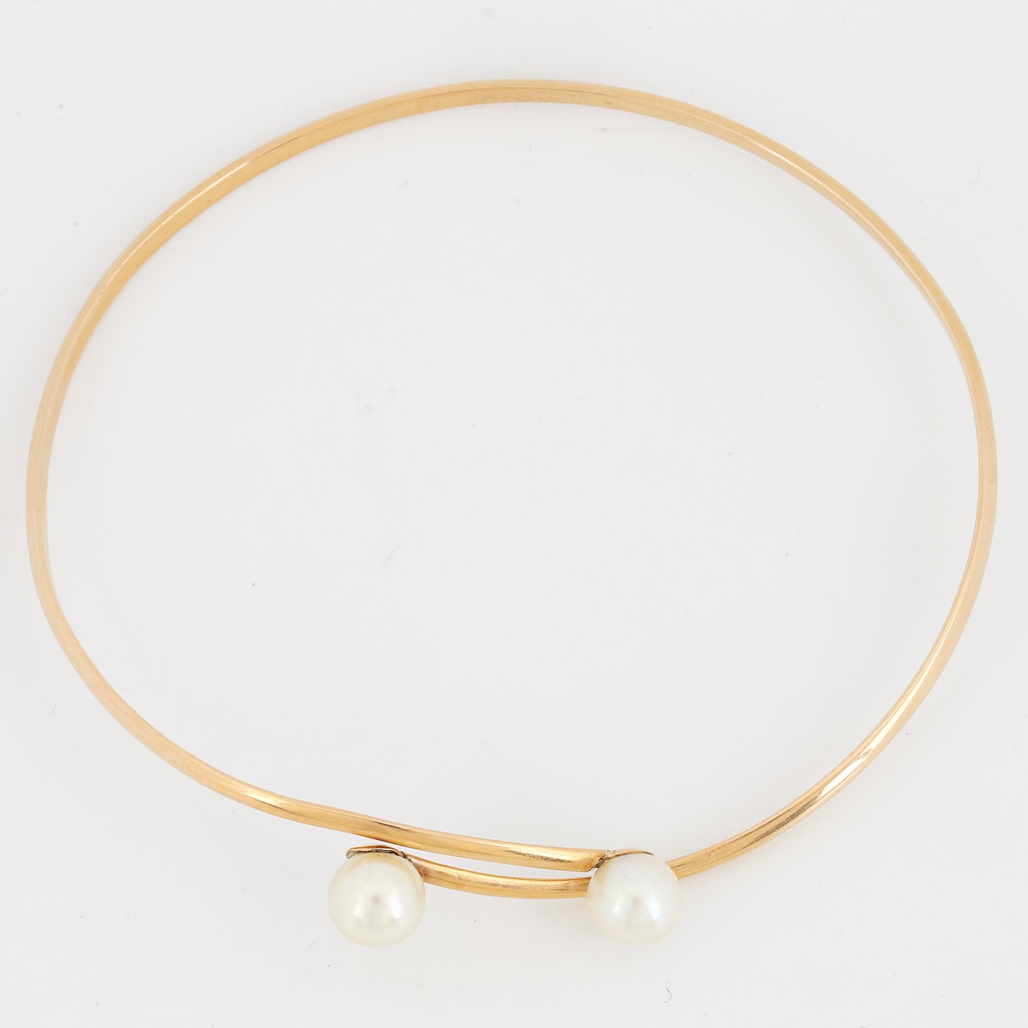 18K gold and cultured pearl bangle.