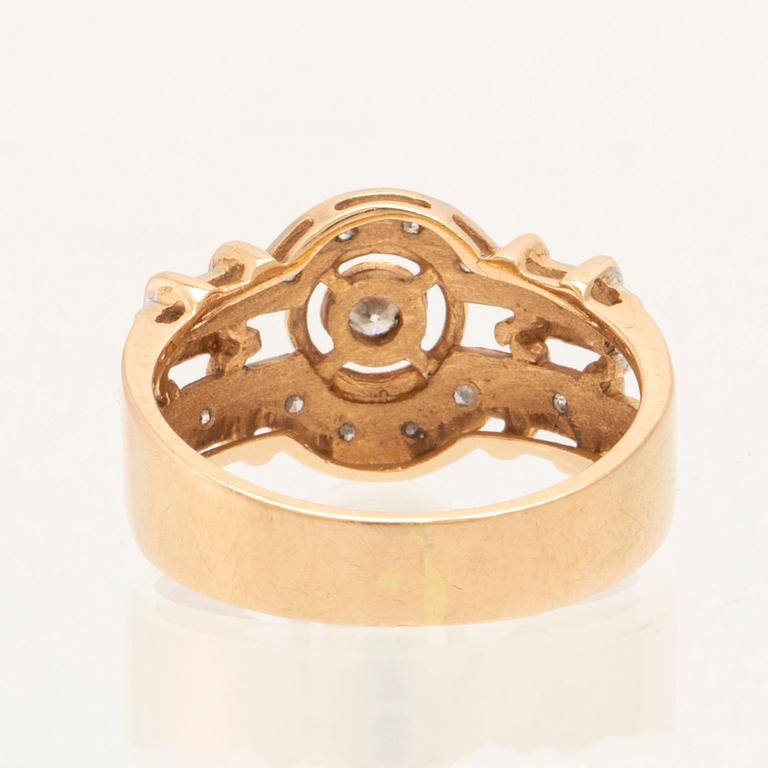 Ring 18K vitt och rött guld med runda briljantslipade samt enkelslipade diamanter.