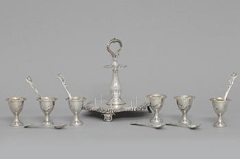 ÄGGKOPPAR med SKED, i ställning, silver, S W & Co, Sheffield, England, 1839-40. Tot vikt c:a 1200 g.