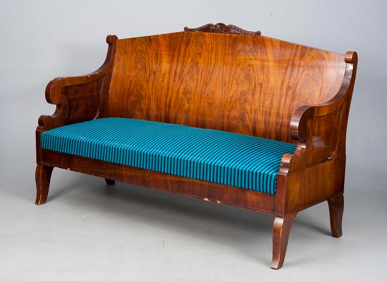 SOFFMÖBLEMANG, 6 delar, biedermeier/biedermeierstil, mahognyfanerad, Ryssland 1800-tal samt 1900-talets början.