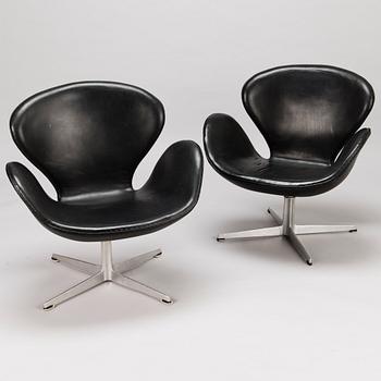 ARNE JACOBSEN, fåtöljer, ett par, "Svanen", Fritz Hansen, Danmark 1960-tal.