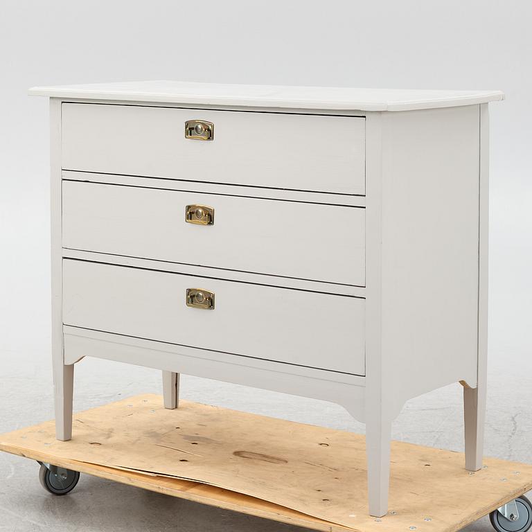 A chest of drawers, early 20th Century.