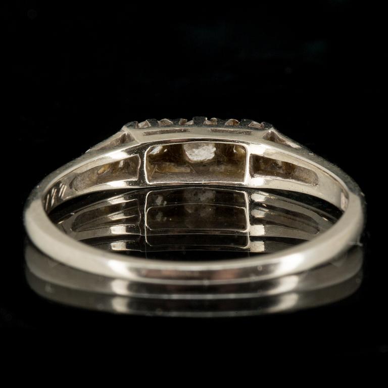 RING, 18 k vitguld med diamanter. Gustaf Dahlgren & Co, Malmö 1947. Vikt ca 1,3 gram.