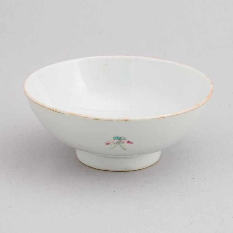 A Chinese crane and deer bowl, around the year 1900.