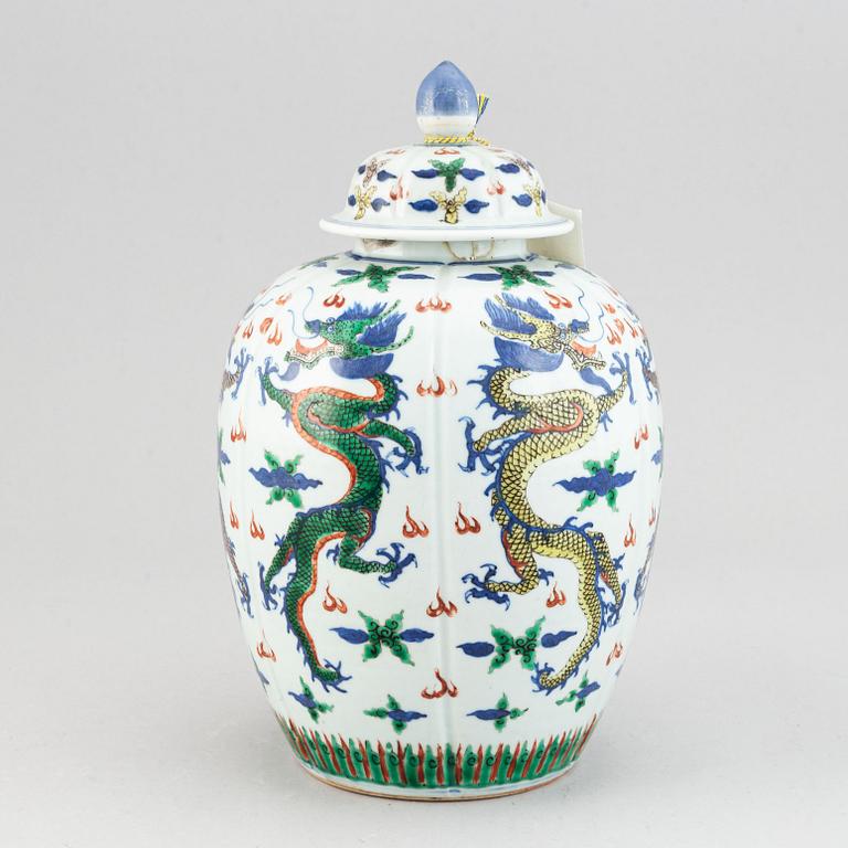 A Chinese wucai vase with cover, early 20th century.