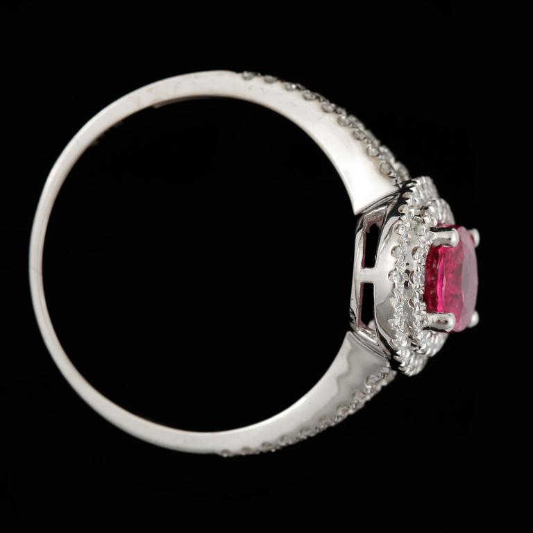 RING, 18k vitguld med rosa turmalin samt briljantslipade diamanter. Vikt ca 2,7 gram.