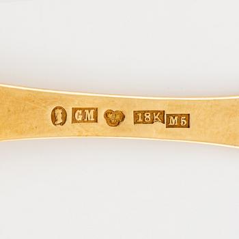 A Swedish 18K gold case, Erik Ytterbom, Stockholm 1810 and a 18K gold spatula, Gustaf Möllenborg, Stockholm 1866.