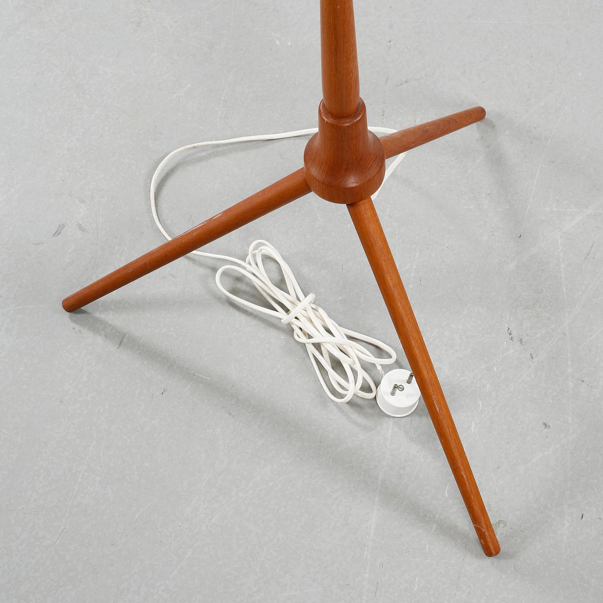 A mid 20th century floor lamp.