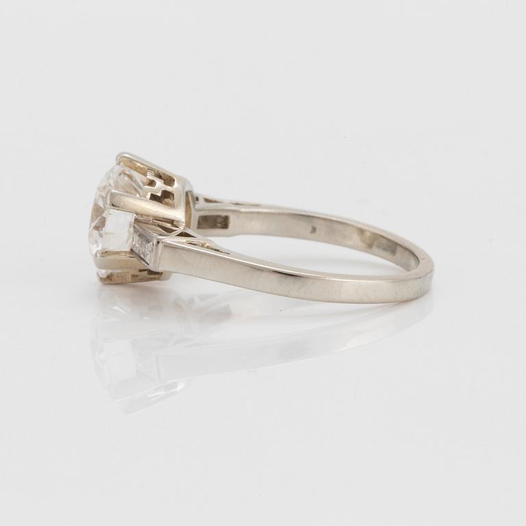 RING med en gammalslipad diamant.