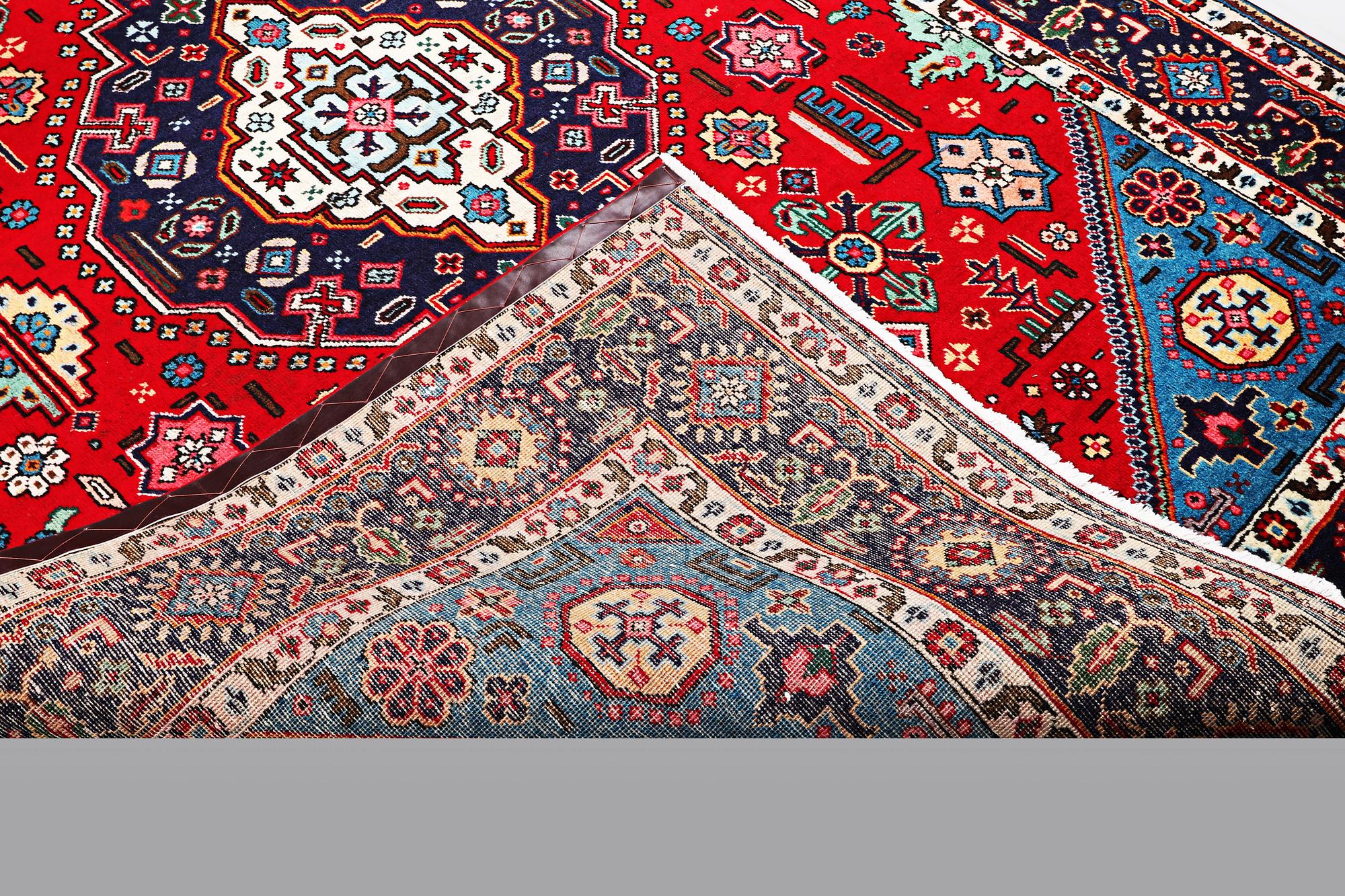 A carpet, Tabriz, ca 298 x 198 cm.