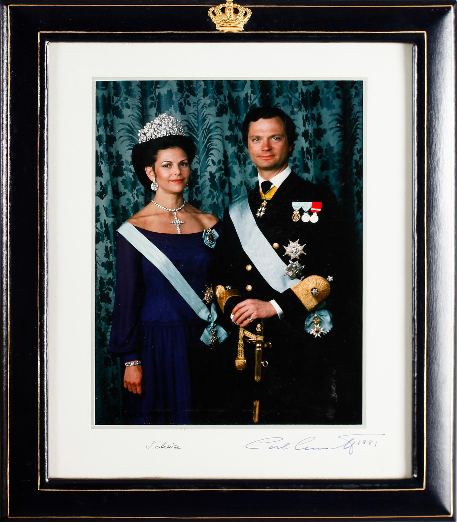 FOTOGRAFI, Kung Carl Gustaf samt Drottning Silvia, signerade av kungaparet samt daterad 1981.