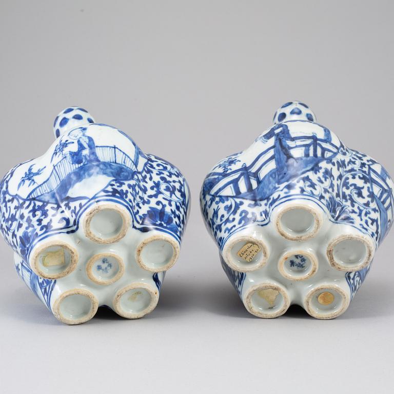 Two blue and white tulip porcelaine vase, China, 20th ct.