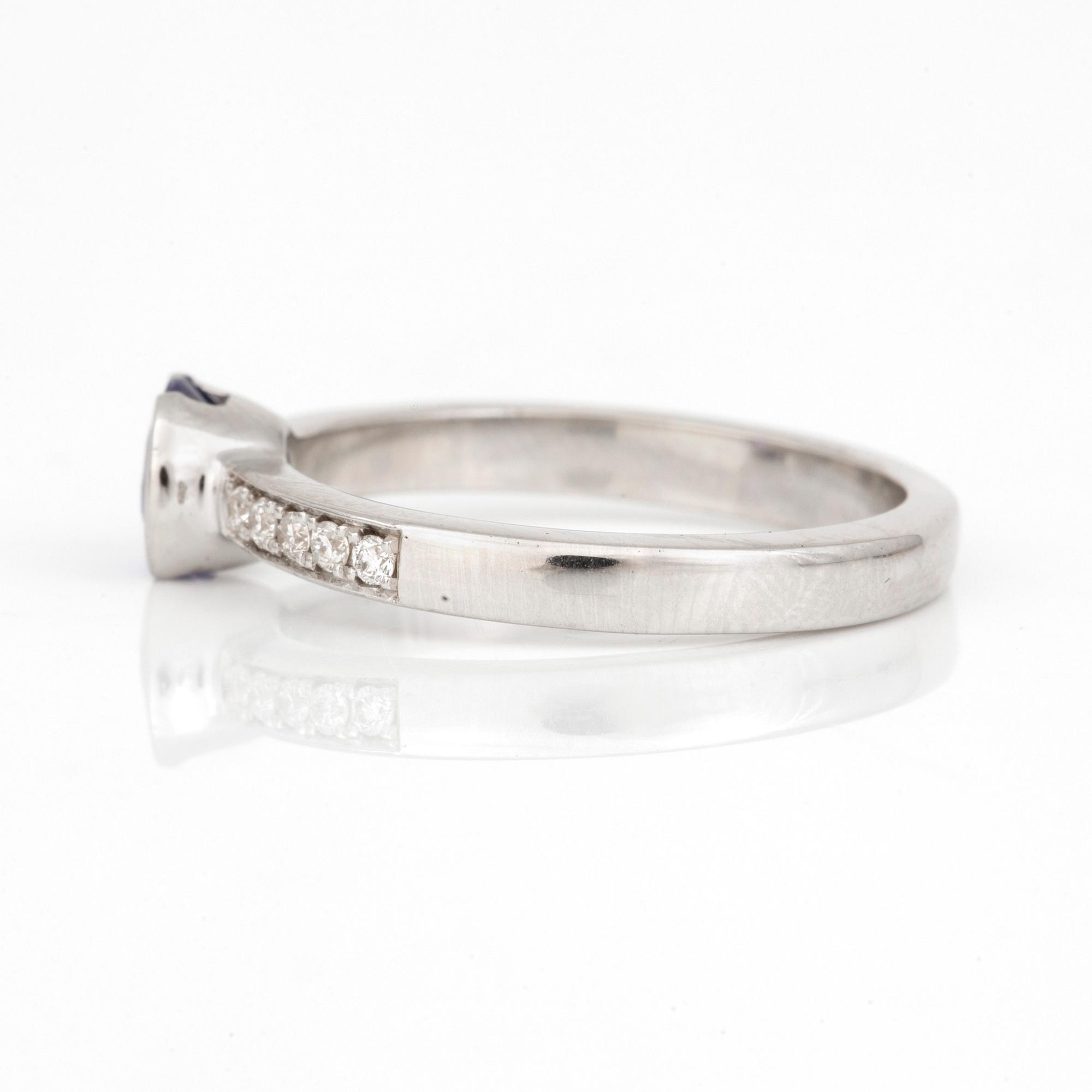 RING med blandslipad tanzanit och diamanter.